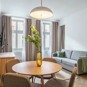 Limehome Halkova **** براغ